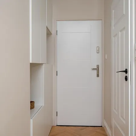 Urban Heart Deluxe By Bookinghost * 华沙